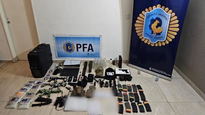 La policía incautó símbolos del grupo supremacista Frente Patriótico, junto con un cuaderno con anotaciones detalladas. | LM Neuquen La policía incautó símbolos del grupo supremacista Frente Patriótico, junto con un cuaderno con anotaciones detalladas.