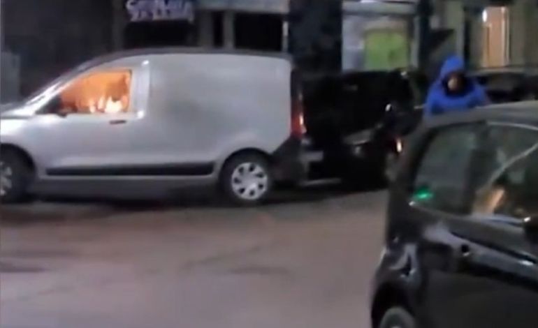 El agresor escapó y continúa prófugo tras el incendio.