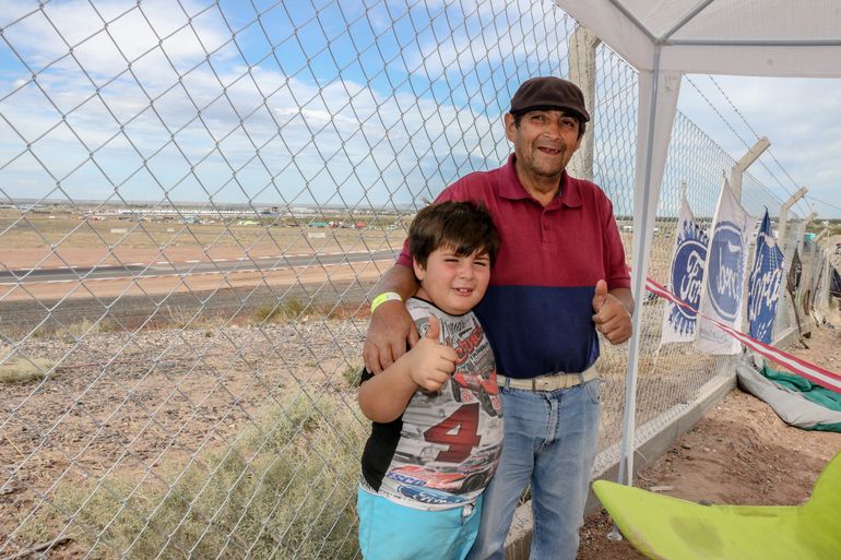 Los fanas están desde el primer día en el autódromo (Foto Claudio Espinoza)