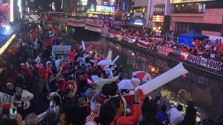 Multitudinario banderazo en Japón: más de siete mil hinchas de River coparon las calles de Osaka