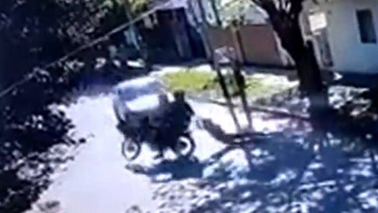 Impactante video: motochorros la arrastraron varios metros, la atropelló un auto y salvó su vida