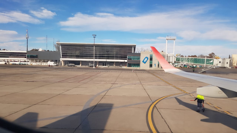 El aeropuerto Presidente Perón podría recuperar vuelos a Chile