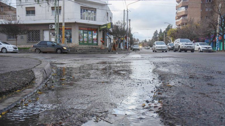 Una postal que se repite en distintos sectores de la ciudad. Los charcos de agua son una constante en Neuquén.