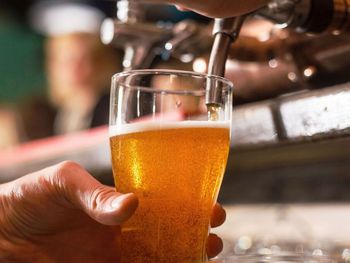 A pesar de haber sido corrido por beber cerveza en horario laboral, la Justicia española falló a favor del empleado.