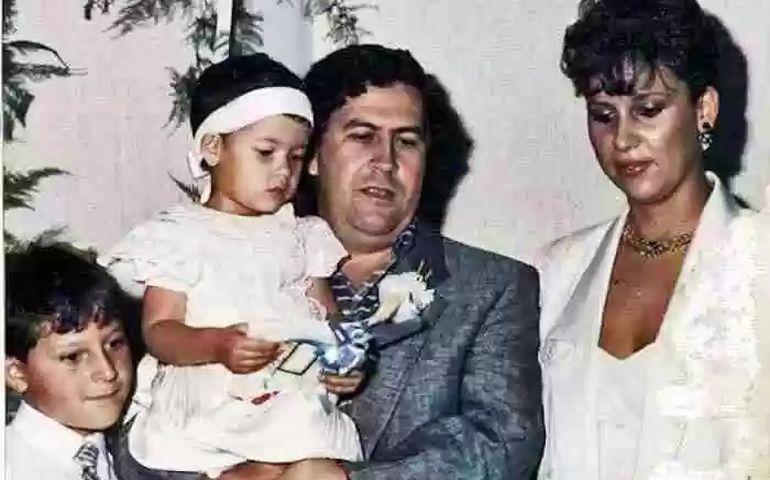 Pablo Escobar con su esposa y sus dos hijos. Pablo Escobar con su esposa y sus dos hijos.