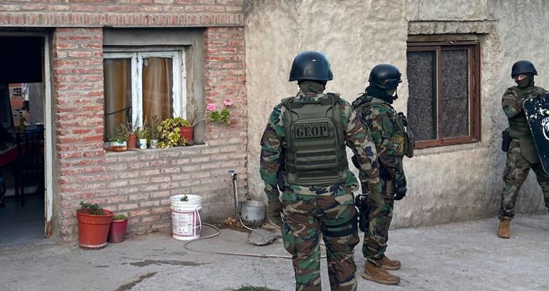 Los disparos impactaron en una puerta de chapa