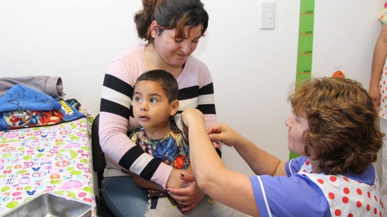 En tres barrios vacunarán todos los sábados de noviembre contra el sarampión y la rubéola