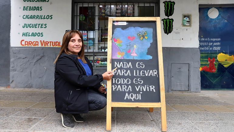 Abrió un kiosco al lado de una clínica y usa su pizarra para curar el corazón de los pacientes