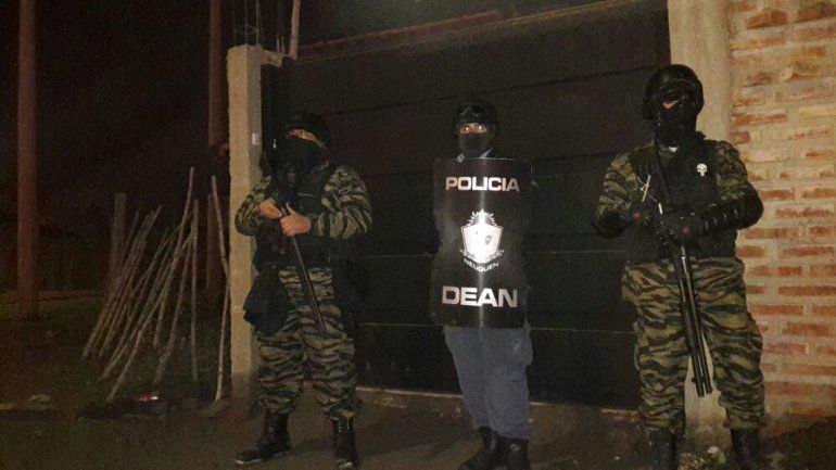 Los efectivos de Antinarcóticos durante la irrupción al kiosco narco de calle Casimiro Gómez. Todo lo secuestrado