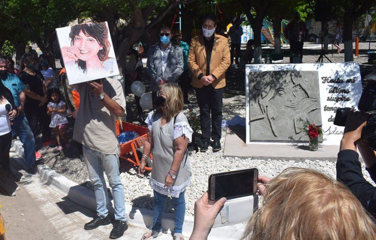 Los padres recibieron un cuadro con el rostro de Solange pintado por una amiga.