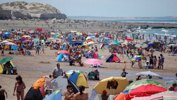 Luego del brindis con familiares y amigos, los turistas y residentes del balneario rionegrino se volcaron a las playas para disfrutar un agradable día, cuya temperatura alcanzó los 30 grados.&nbsp;