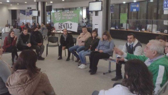 Sin atención en Rentas por paro de los trabajadores