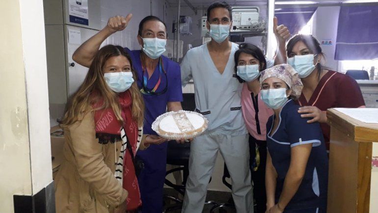 Pesó un kilo cuando nació y cada año festeja con los médicos que lo salvaron