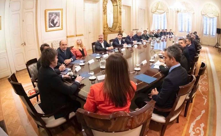 Previo a la reunión en Córdoba para firmar el Pacto de Mayo, el Gobierno convovó a los gobernadores a una reunión este viernes en Casa Rosa, pero Alfredo Cornejo, el mandatario de Mendoza y Marcelo Orrego de San Juan, no concurrirán por un viaje oficia