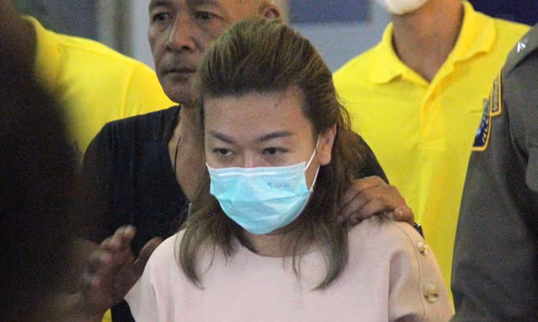 La policía detiene a Sararat La policía detiene a Sararat