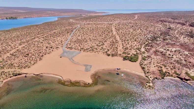 La intervención del movimiento de suelo en una playa del istmo del lago Mari Menuco. | LM Neuquen La intervención del movimiento de suelo en una playa del istmo del lago Mari Menuco.