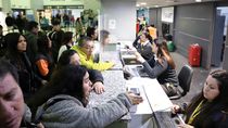 video: con insultos y gritos, asi fue el tenso cruce por los vuelos cancelados de flybondi en neuquen