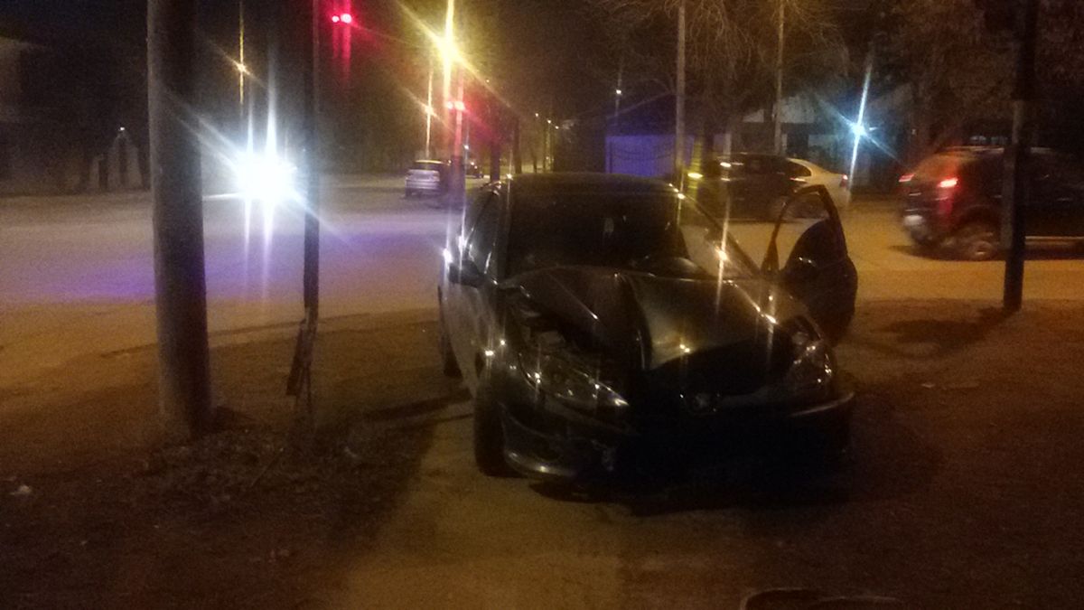 Un automovilista subió a la vereda y chocó contra un poste de luz