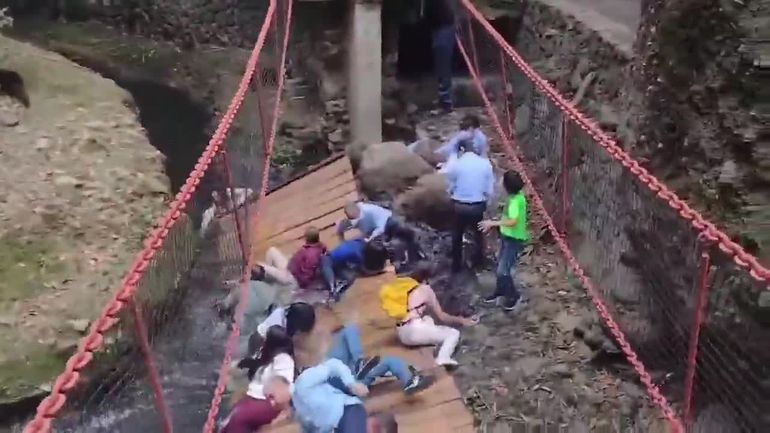 Se desplomó un puente colgante en México: hay más de 25 heridos