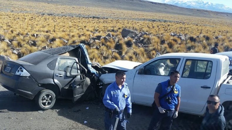 Tres muertos en otro choque frontal en la Ruta 40, cerca de Las Lajas