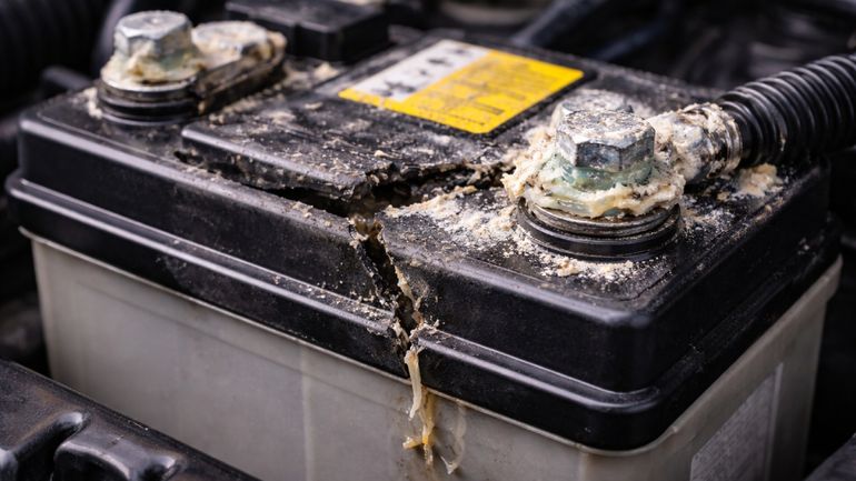 Bornes de la batería de un auto en mal estado. Bornes de la batería de un auto en mal estado.