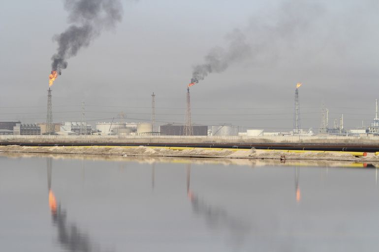 Una vista general muestra un lago de petróleo en la refinería de petróleo de Al-Sheiba