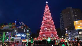 Neuquén Capital Navideña: se encendieron las luces del árbol y comenzaron las actividades, sorpresas y festejos | LM Neuquen Neuquén Capital Navideña: se encendieron las luces del árbol y comenzaron las actividades, sorpresas y festejos