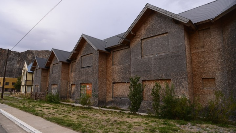 El hombre que se suicidó fue hallado el último lunes en un sector del hotel de los kirchner en El Chalten. El hombre que se suicidó fue hallado el último lunes en un sector del hotel de los kirchner en El Chalten.