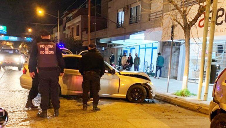Manejaban un BMW a toda velocidad, escaparon de la Policía y chocaron