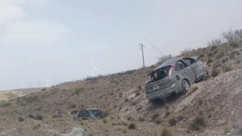 El Ford Focus dio varios tumbos y quedó a la vera de la ruta: al llegar, la policía de Chubut encontró al acompañante despedido a unos 10 metros del vehículo, con serias heridas. El Ford Focus dio varios tumbos y quedó a la vera de la ruta: al llegar, la policía de Chubut encontró al acompañante despedido a unos 10 metros del vehículo, con serias heridas.