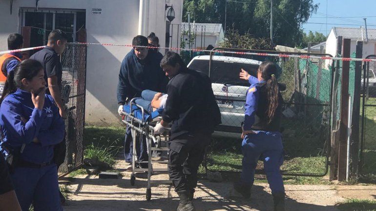 La principal hipótesis plantea que Daniel Quintana le arrebató la pistola reglamentaria a Guadalupe Amarilla.