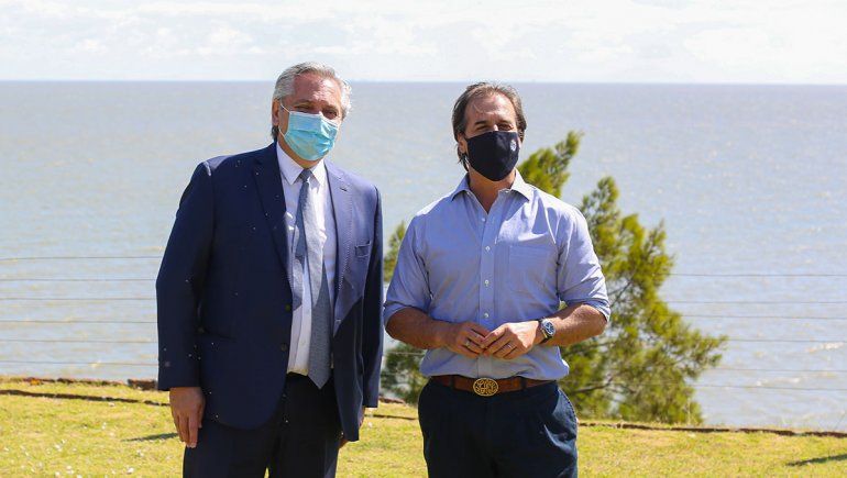 Sorpresiva reunión entre Fernández y Lacalle Pou