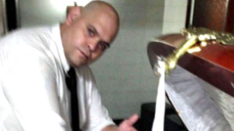 Condenan al empleado de la funeraria por la selfie con Maradona muerto