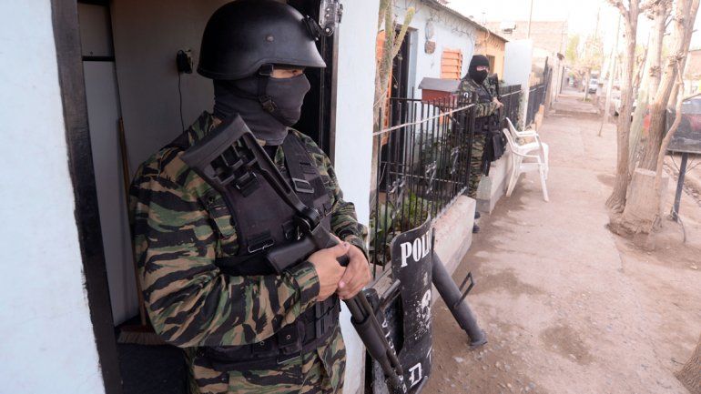 El allanamiento lo realizó la División Antinarcóticos de la Policía. Los ladrillos de droga fueron secuestrados.