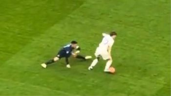 lo ridiculizo: la gambeta de nico paz que dejo tendido a lautaro martinez lo ridiculizo: la gambeta de nico paz que dejo tendido a lautaro martinez