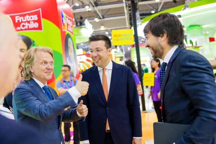  Chris White, director ejecutivo de Eventos y Fruitnet Media International, junto con exportadores en el stand Frutas de Chile. Chris White, director ejecutivo de Eventos y Fruitnet Media International, junto con exportadores en el stand Frutas de Chile.