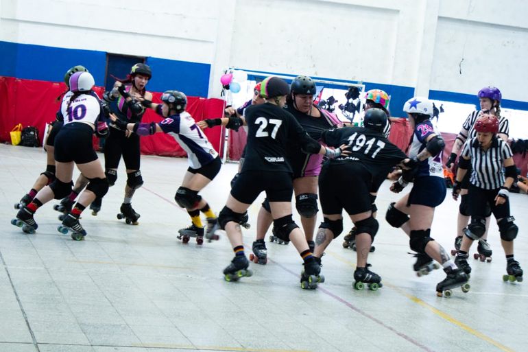 Triple Amenaza busca nuevas jugadoras y llevará el roller derby neuquino al nacional