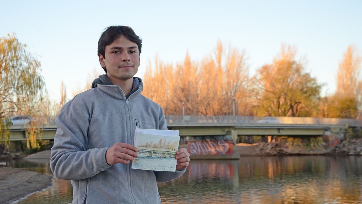 El joven neuquino que pedalea sin destino para convertir el río y las bardas en obras de arte