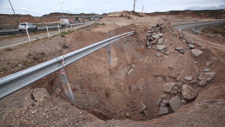 Pasaron dos semanas y todavía no tapan el cráter del derivador