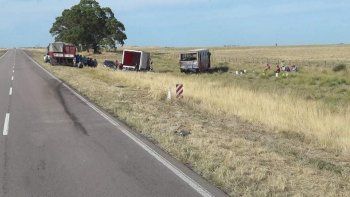 Camión y colectivo quedaron en la banquina. Camión y colectivo quedaron en la banquina.