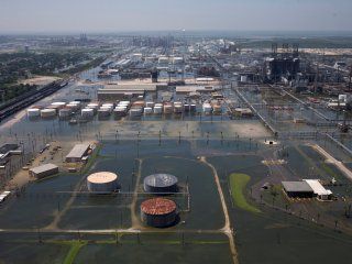 Foto de archivo ilustrativa de inundaciones causadas por la tornenta Harvey en las instalaciones de Motiva Enterprises LLC en Port Arthur, Texas. Ago 31, 2017. REUTERS/Adrees Latif