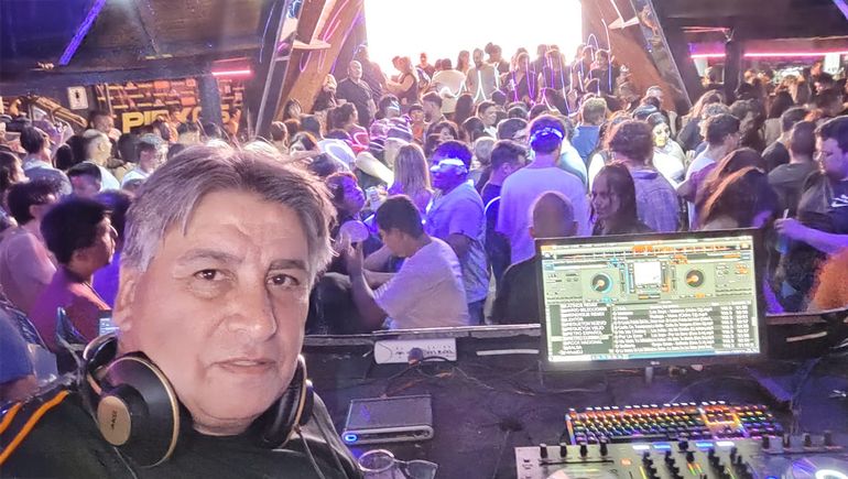 Todos los sábados, Fida es el dj de turno y es el encargado de mover la pista.  