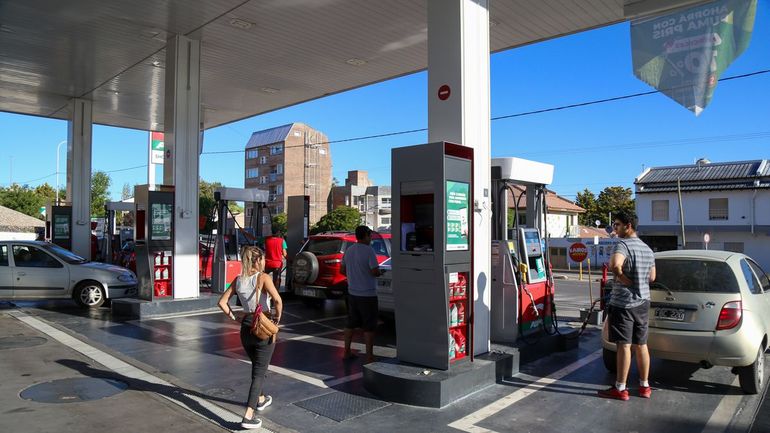 Luego de patear los ajustes de mayo, el Poder Ejecutivo autorizó un ajuste mínimo del impuesto a los combustibles. Luego de patear los ajustes de mayo, el Poder Ejecutivo autorizó un ajuste mínimo del impuesto a los combustibles.