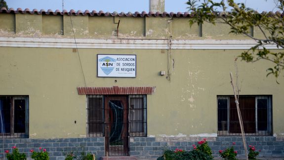 Ladrones robaron y pararon a comerse las naranjas de un compost