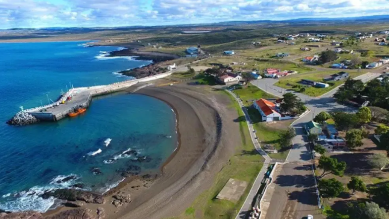Camarones tiene apenas algo más de 2.000 habitantes. Camarones tiene apenas algo más de 2.000 habitantes. 