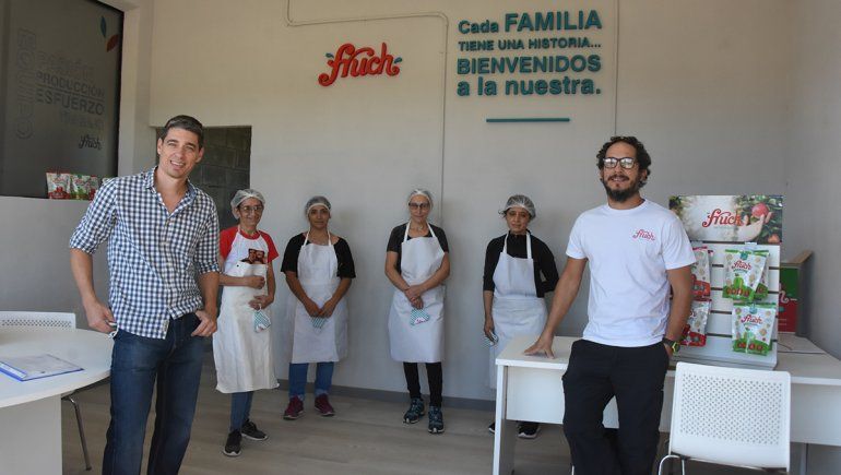 María, Graciela, María y Yamila; Gastón y Manuel: el equipo que fabrica las Fruch.