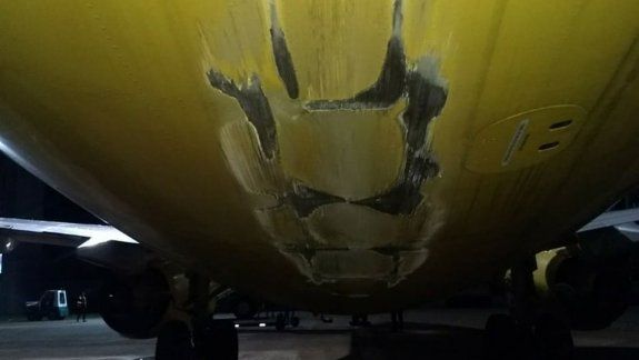 Avión de Flybondi chocó la cola contra la pista