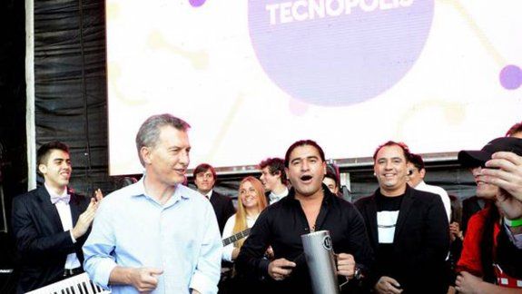 Macri sigue tirando pasos: bailó cumbia en Tecnópolis