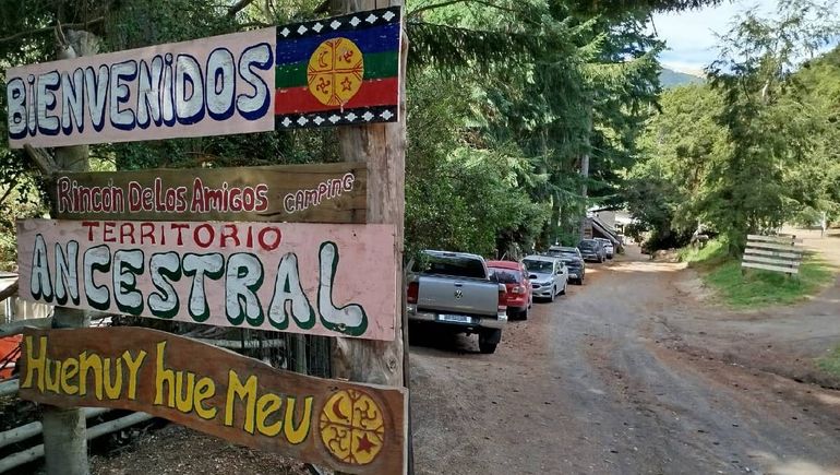 El camping del lago Correntoso queda a unos 4 kilómetros de Villa La Angostura por la Ruta 40.