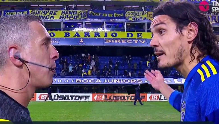 El fuerte cara a cara de Cavani con el árbitro de Boca vs Talleres